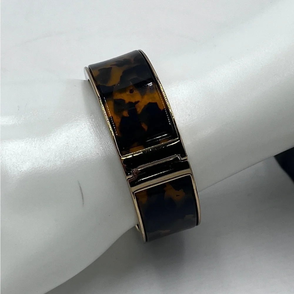 J Crew Tortoise Gold Hinge clamp bracelet Bangle‎ Width: 3/4
